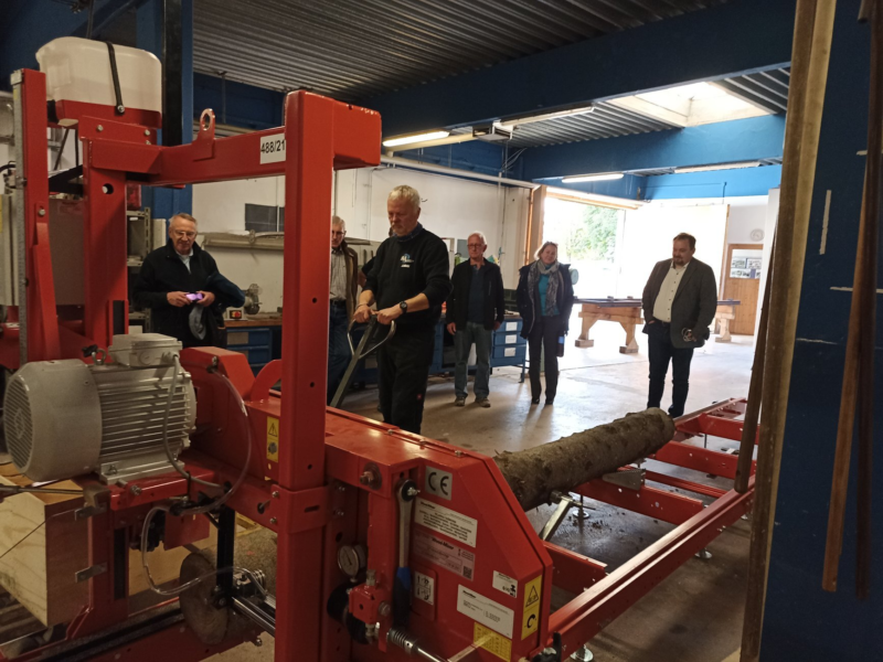 Freie Wähler und Marc Nees besichtigen Produktionsschule am Abendstern